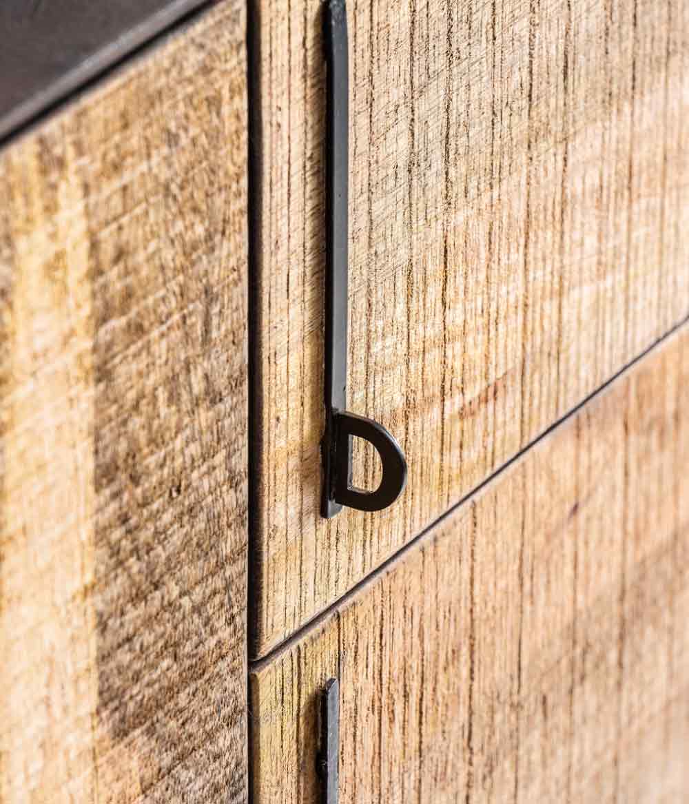 Aparador industrial en madera con detalles en metal