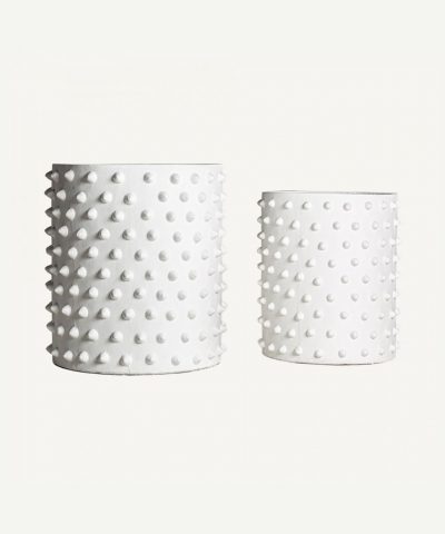 Conjunto de jarrones blancos con textura. Alcon Mobiliario.