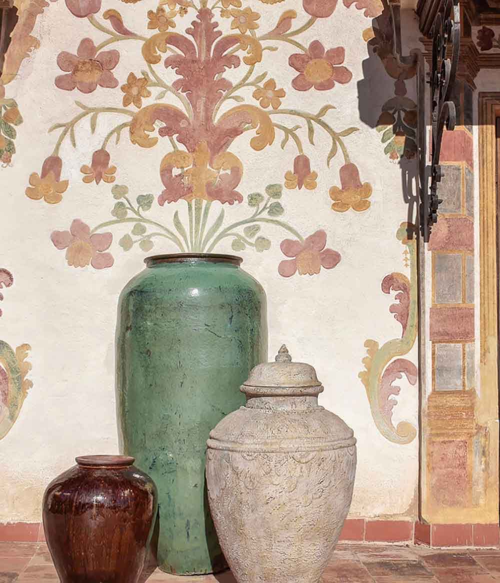 Grandes jarrones artesanales decorativos de cerámica en el interior  Fotografía de stock - Alamy