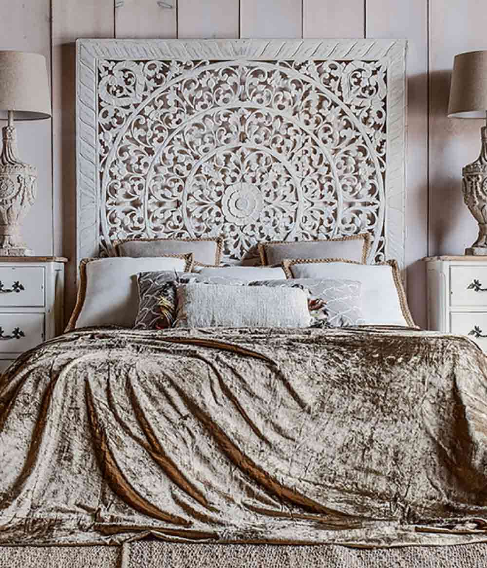 de madera bandeja con café y interior decoración en el cama con blanco  lino. generativo ai. 31156526 Foto de stock en Vecteezy