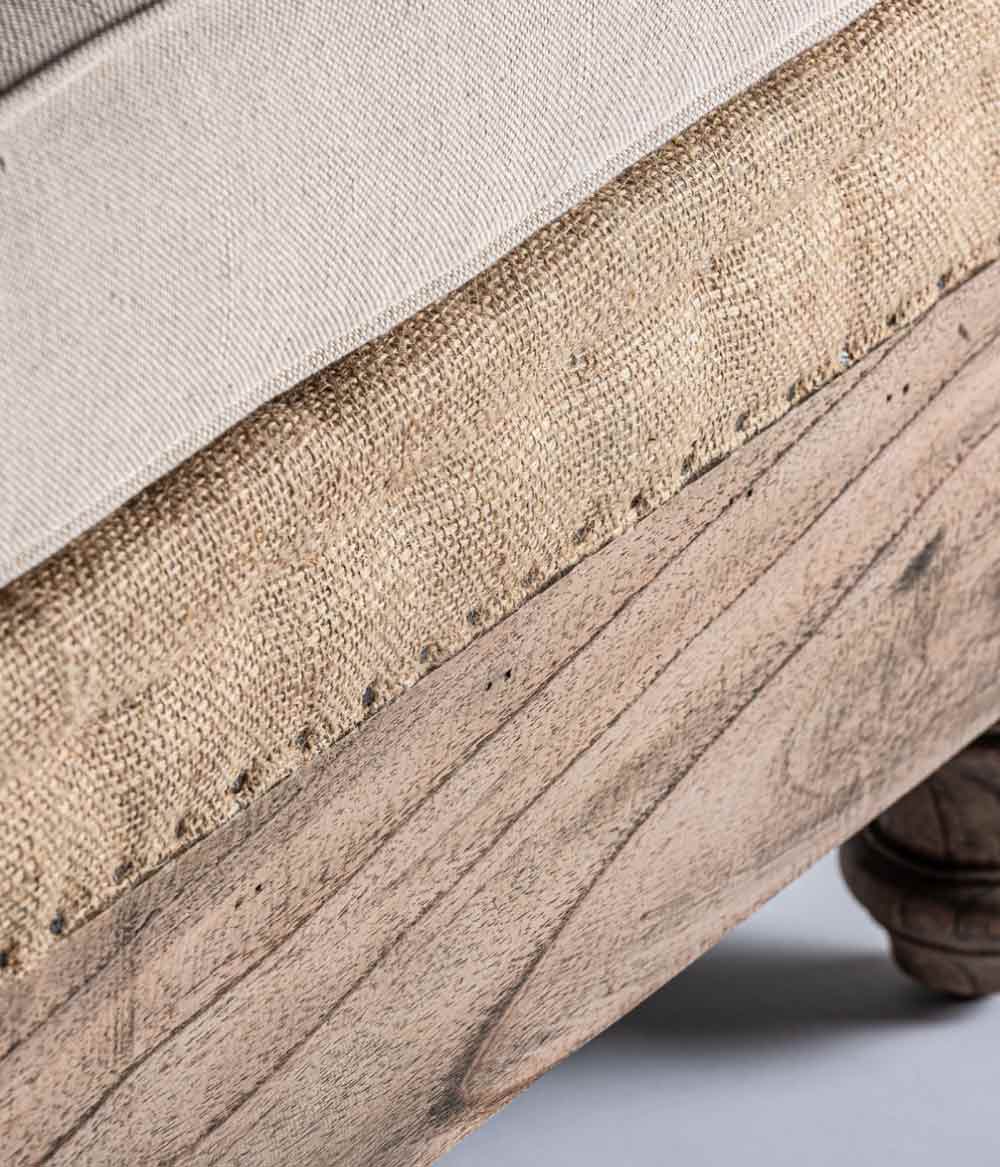 Reposa pies de madera envejecida tapizado en lino y tela de saco